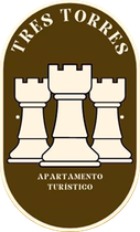 Un logotipo para apartamentos Tres Torres con tres piezas de ajedrez.