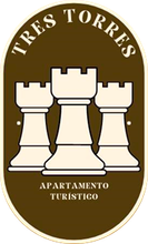 Un logotipo para apartamentos Tres Torres con tres piezas de ajedrez.
