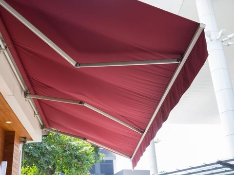 Store banne rouge entrouvert