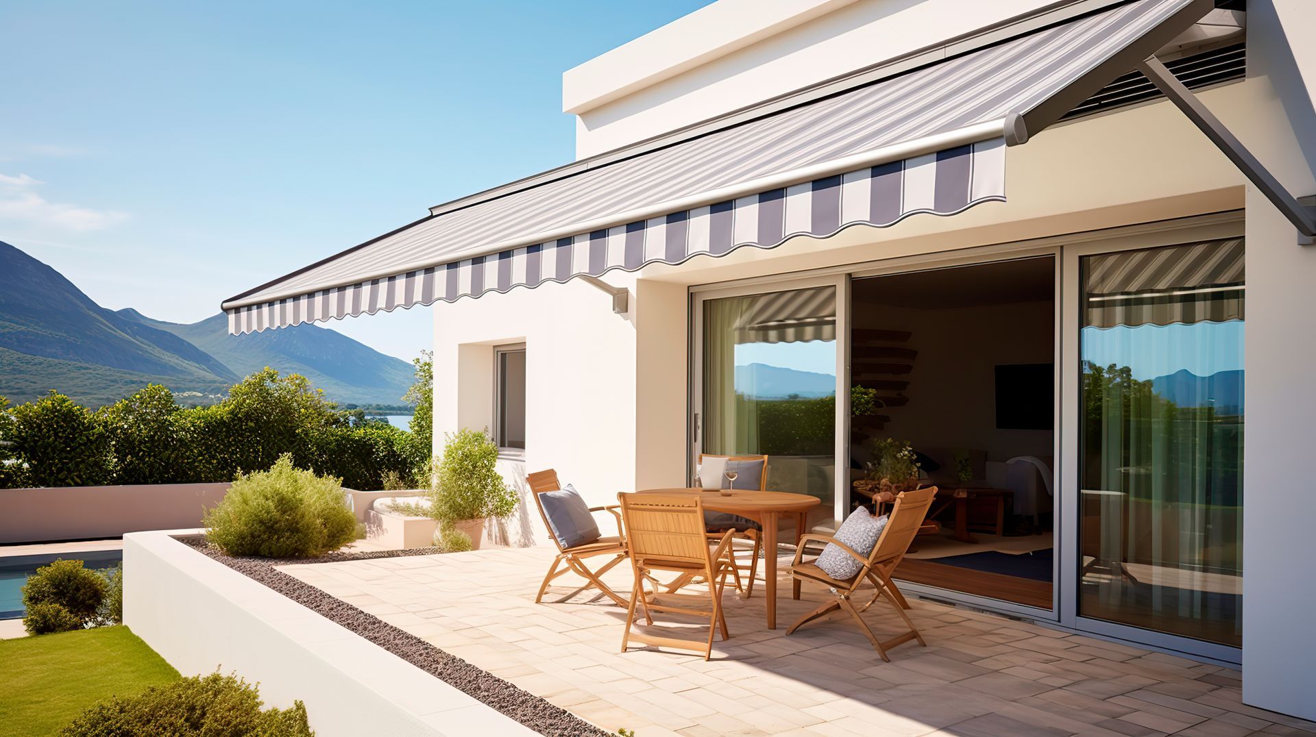 Store banne et terrasse avec table et chaises