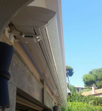Coffre d'un store banne fermé