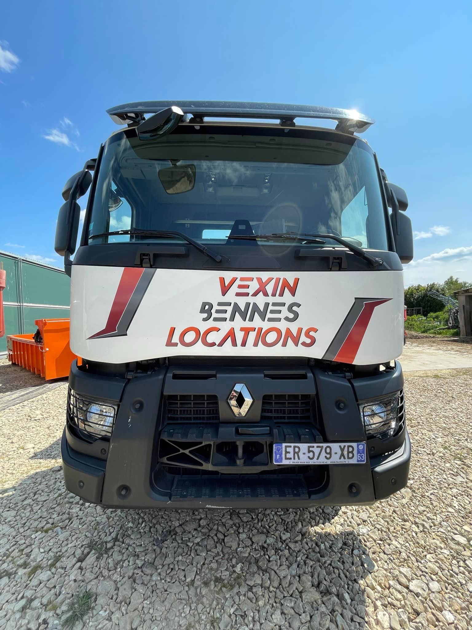 Vue de face d'un camion blanc avec des accents noirs et l'inscription Yexin Rennes Locations sur le devant.