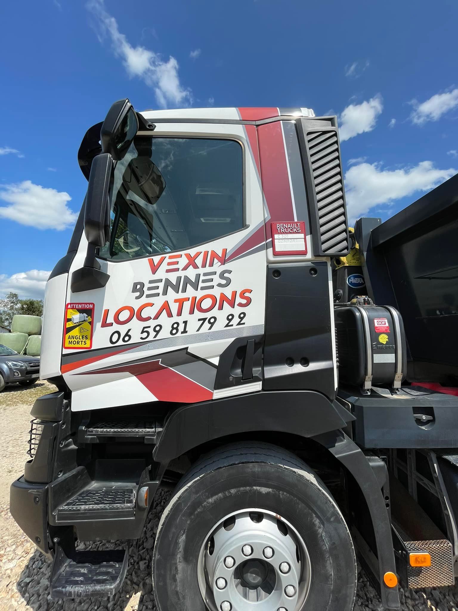 Camion portant le logo de l'entreprise.