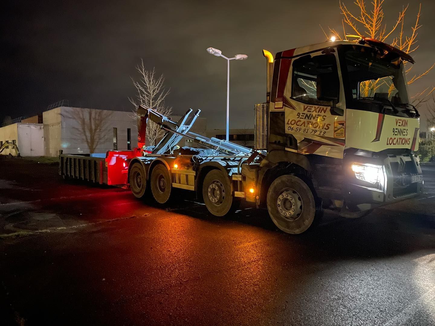 Un gros camion-benne à ordures.