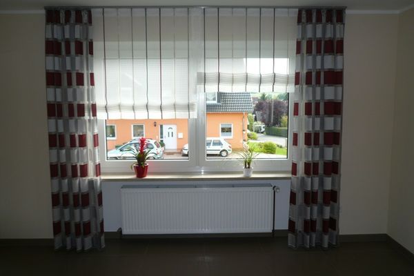 Fenster mit schicken Vorhängen