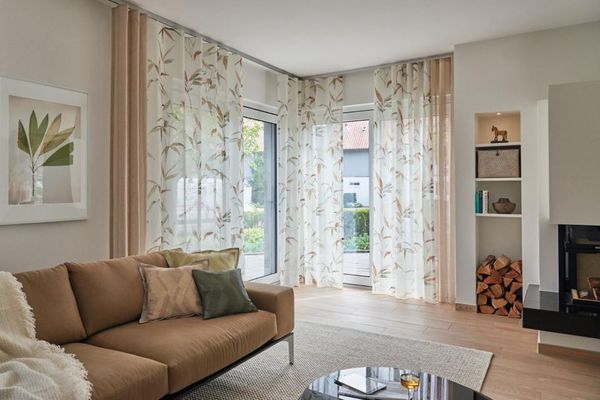 Wohnzimmer mit Eckfenster und halb geschlossenen Vorhängen