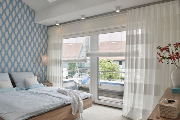 helles Schlafzimmer mit Tüllgardinen