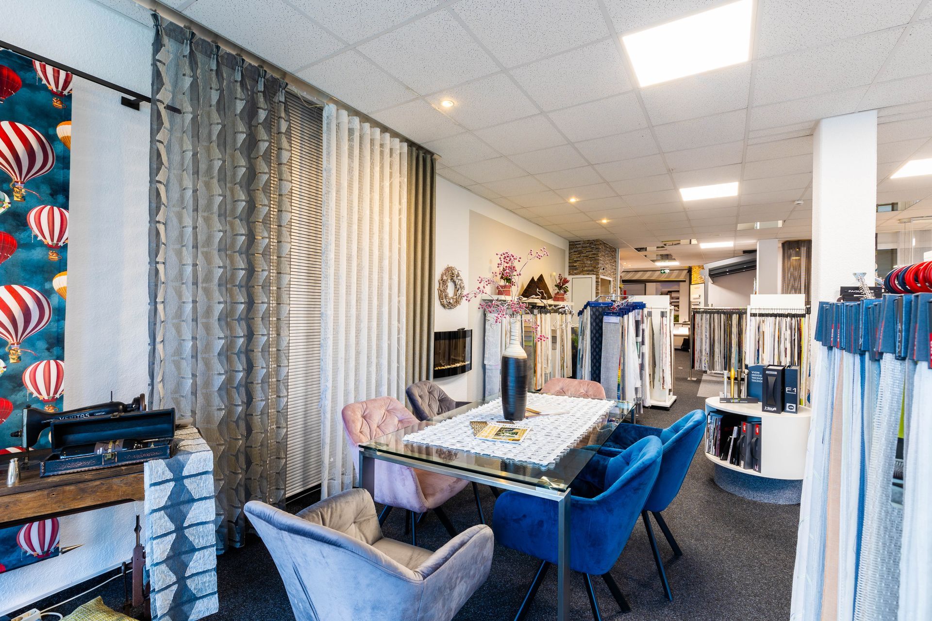 In der Mitte des Raumes stehen ein Tisch und Stühle.