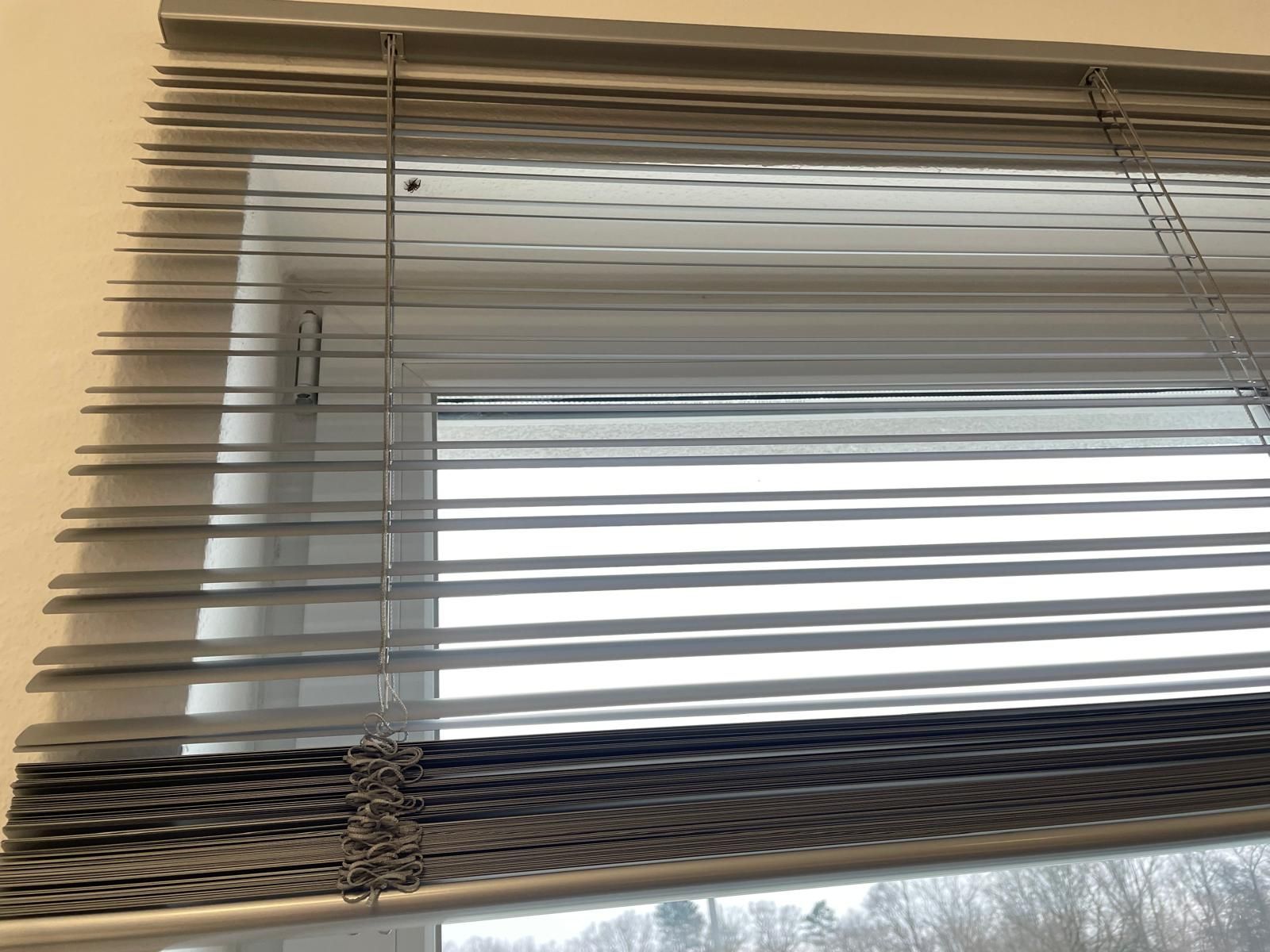 Eine Nahaufnahme eines Fensters mit Jalousien