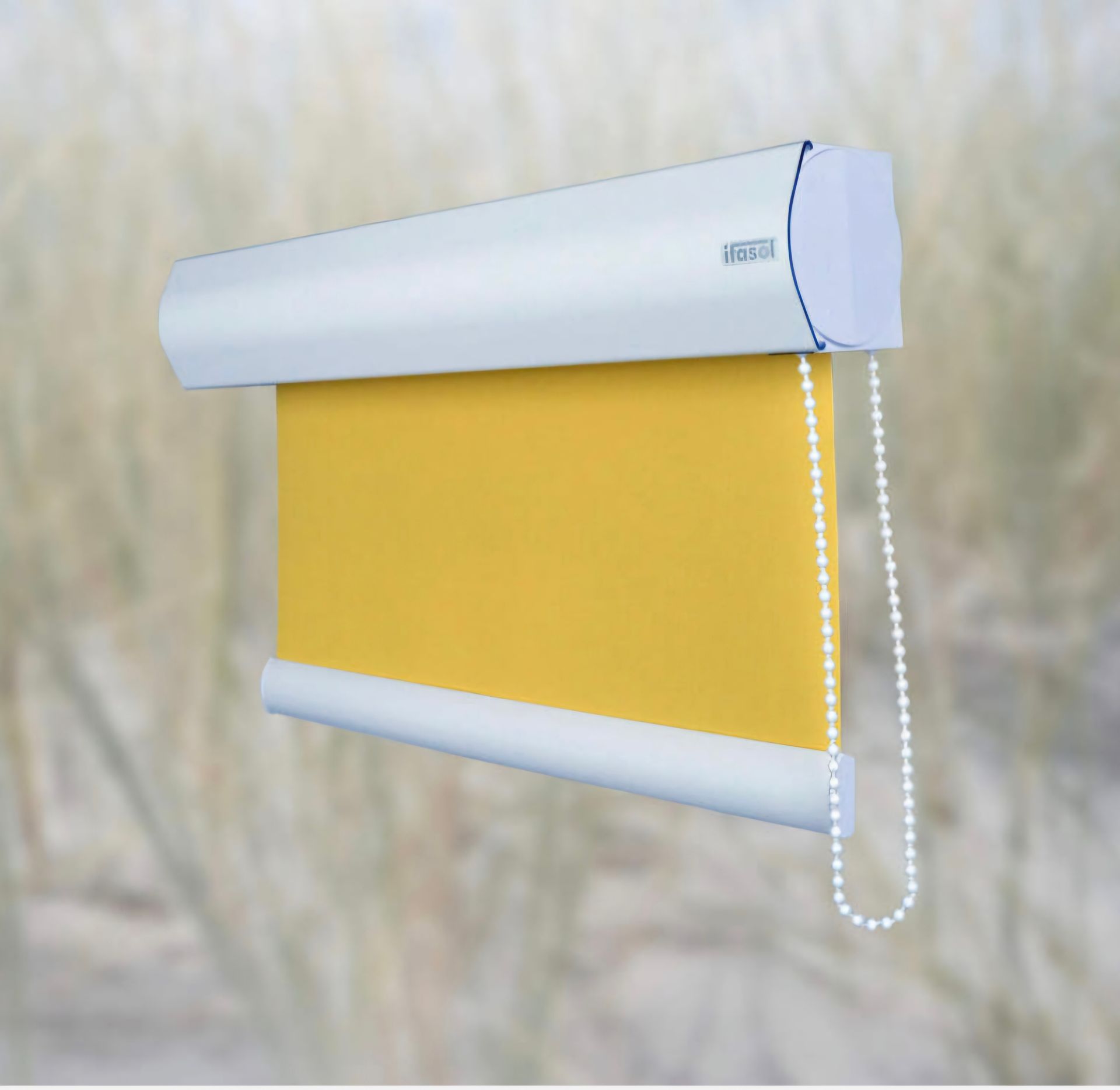 Ein gelbes Rollo hängt an einem Fenster