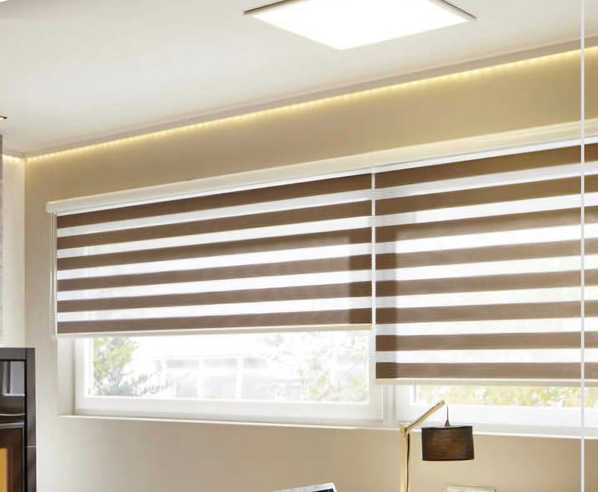 Ein Wohnzimmer mit großem Fenster und gestreiften Jalousien