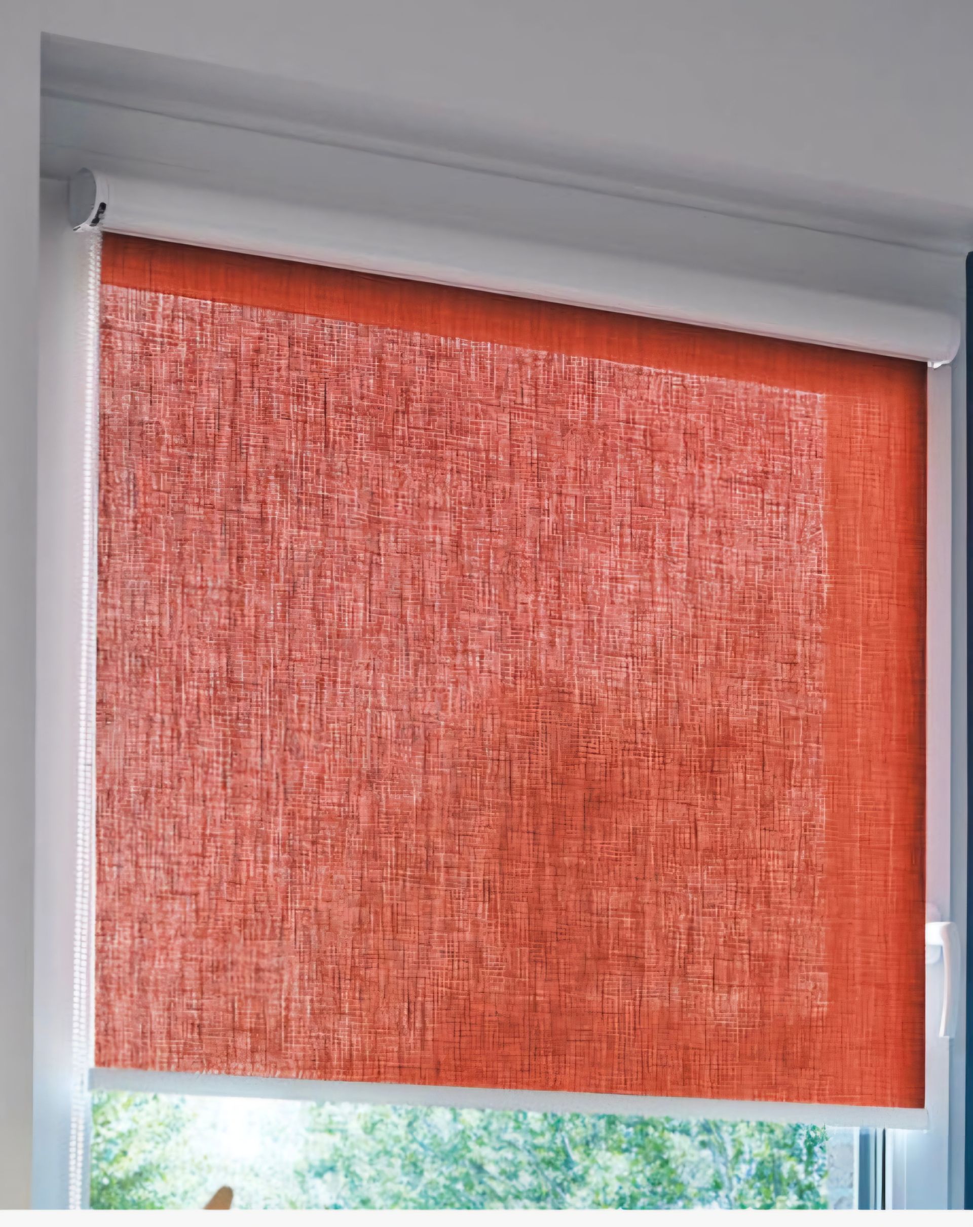 Ein Fenster mit einem roten Rollo daran.