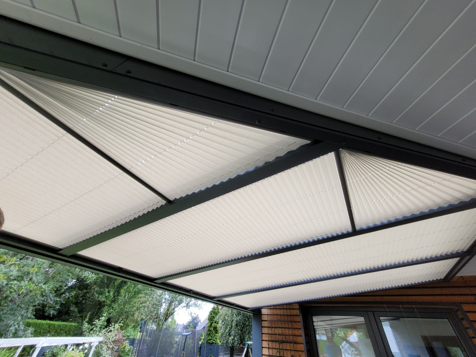 Eine Nahaufnahme eines Daches mit einer Jalousie darauf.