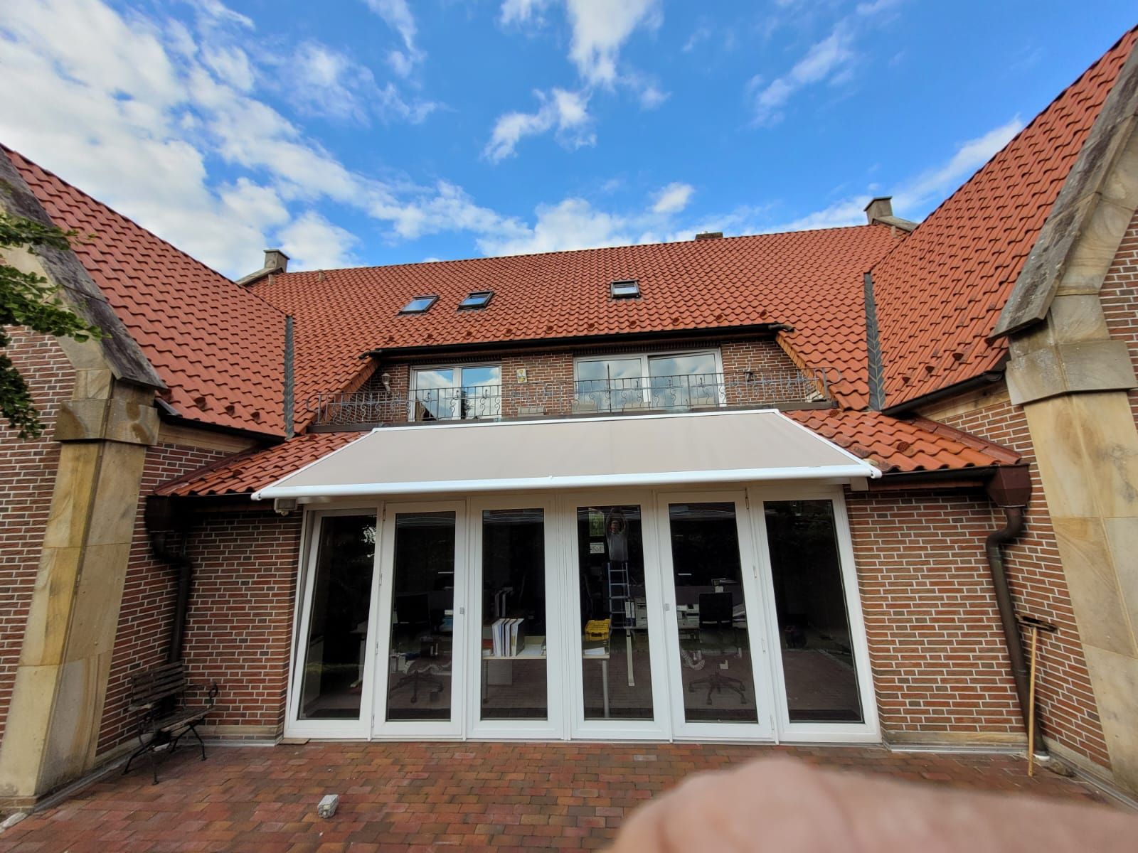 Ein großes Backsteingebäude mit einer weißen Markise an der Seite.