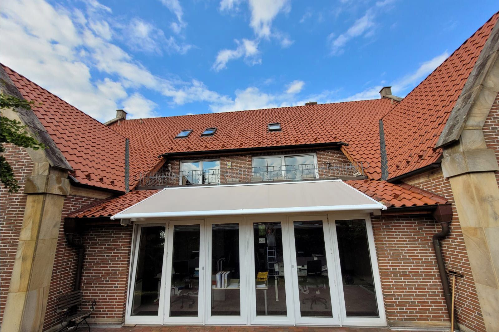 Ein großes Backsteingebäude mit einer weißen Markise an der Vorderseite.