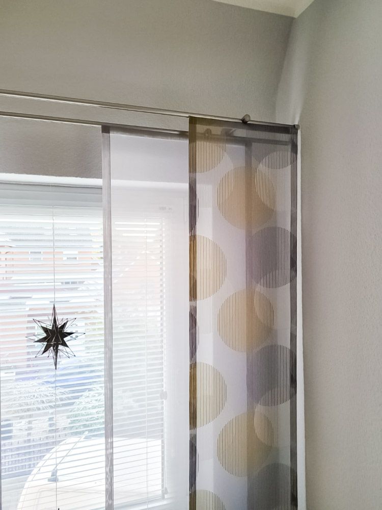 Ein Raum mit einer Glasschiebetür und einem Stern, der von der Decke hängt