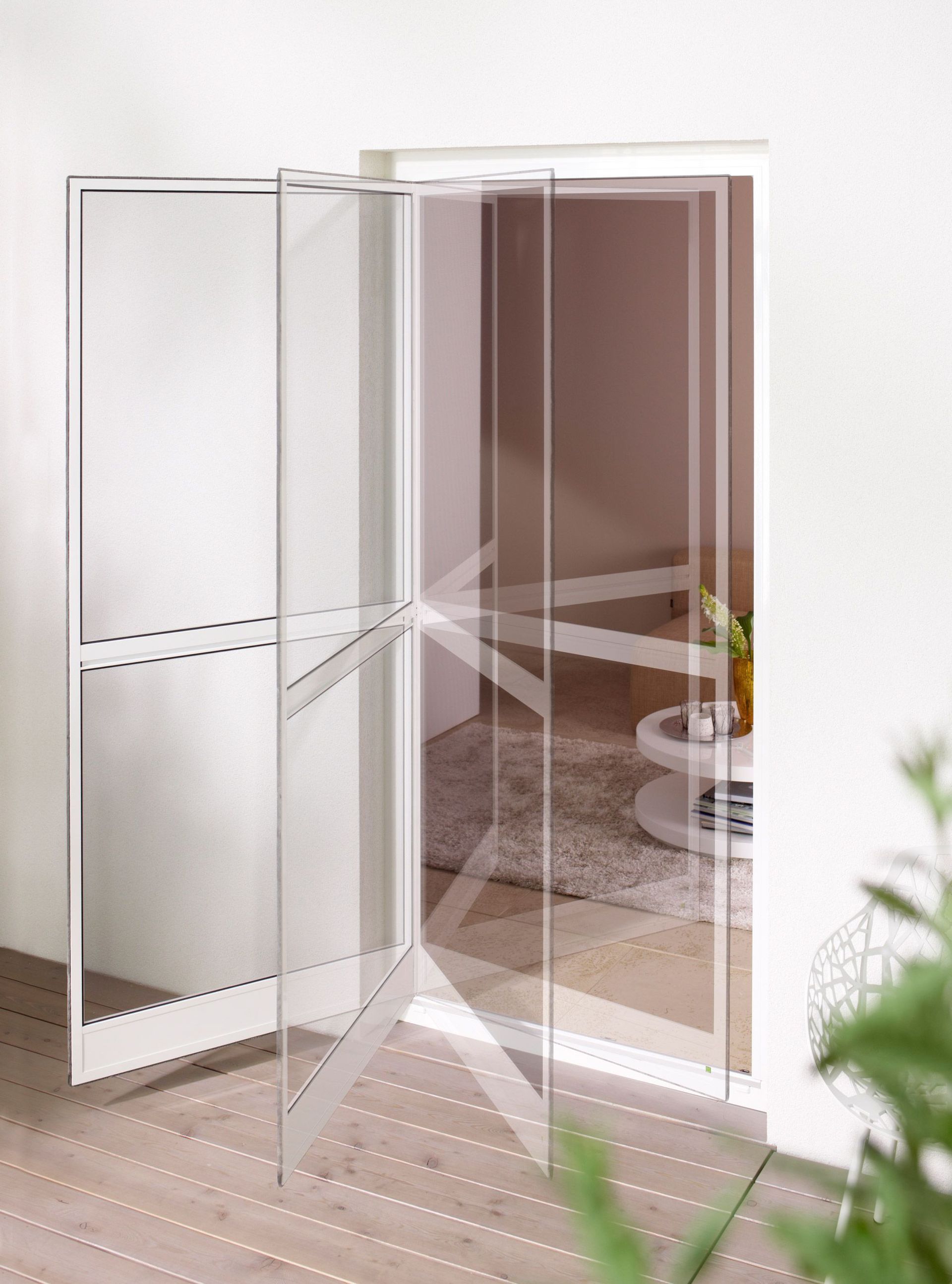 Eine Glasschiebetür führt zum Wohnzimmer