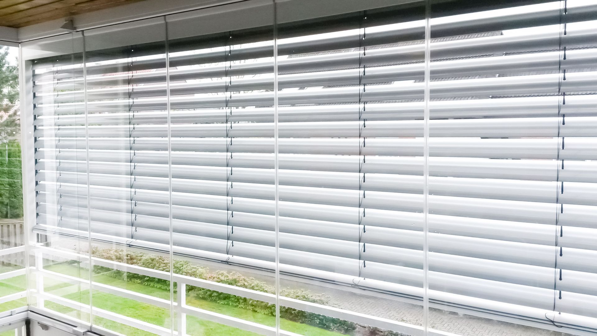 Ein Fenster mit vielen Jalousien.