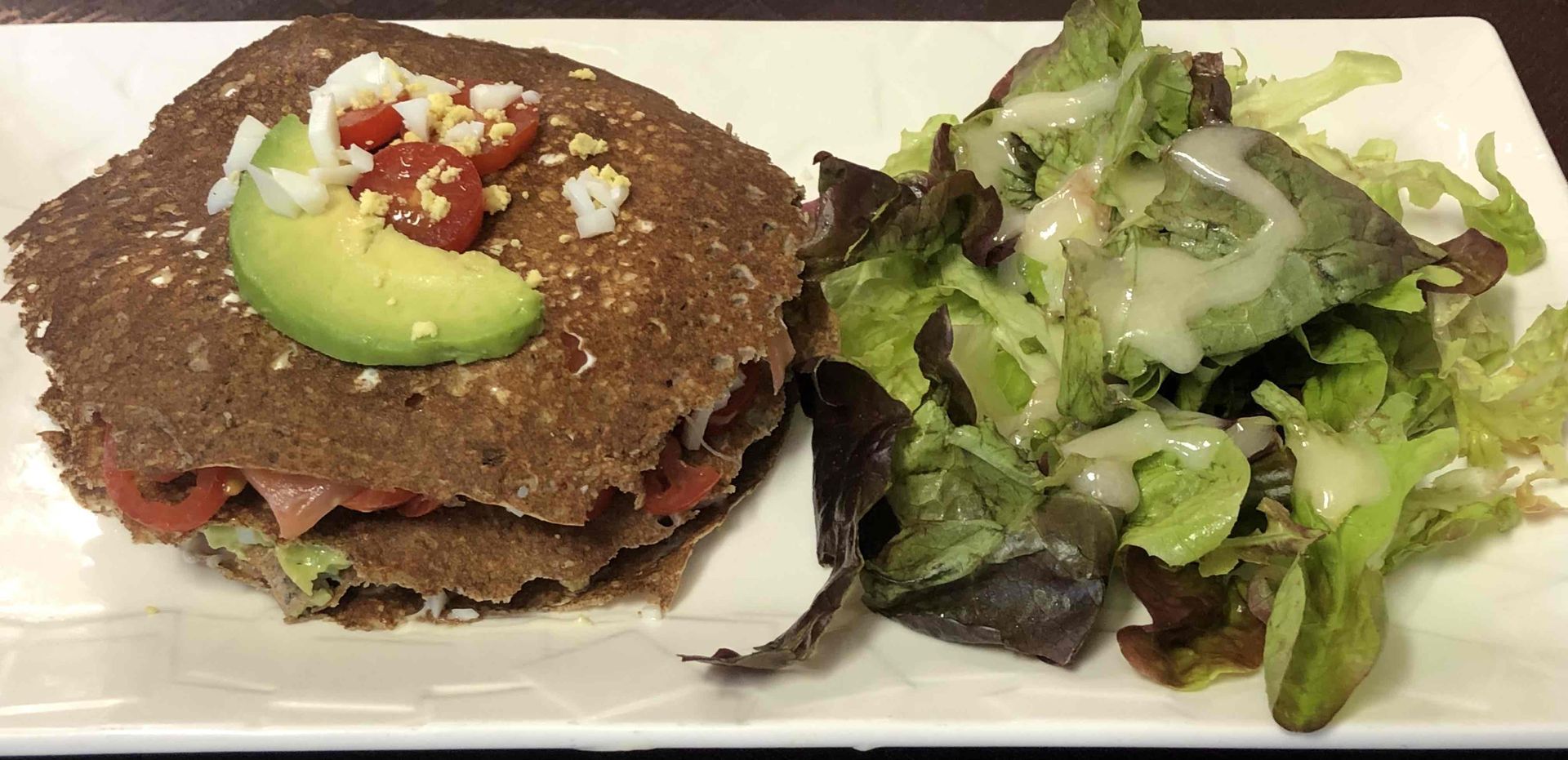 Galette avec une rondelle d'avocat