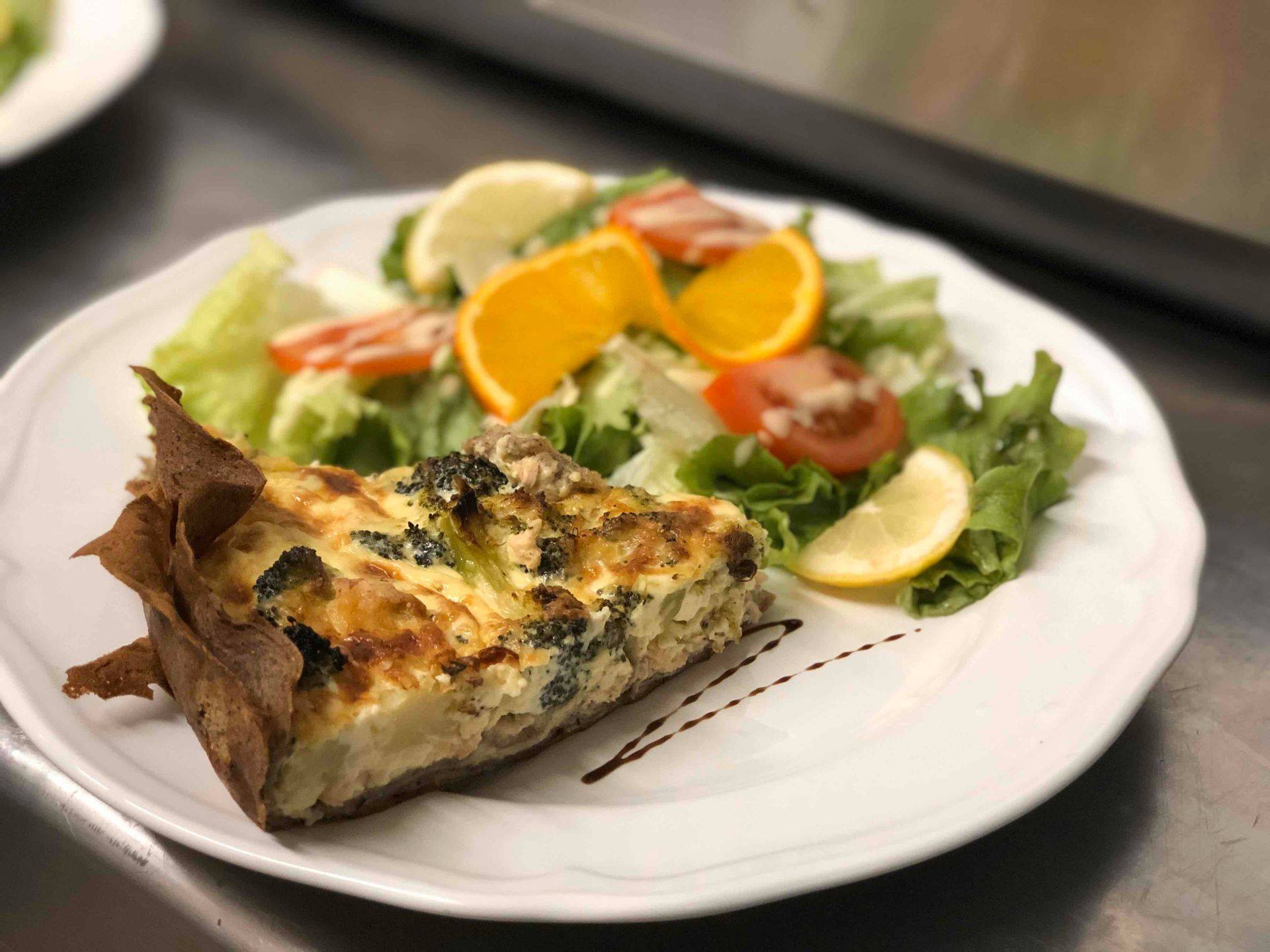 Quiche accompagnée de salade