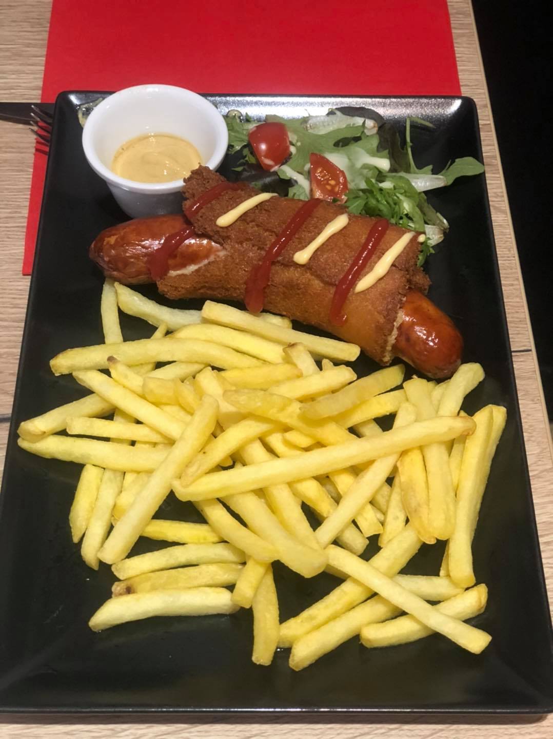 Assiette de saucisses avec des frites