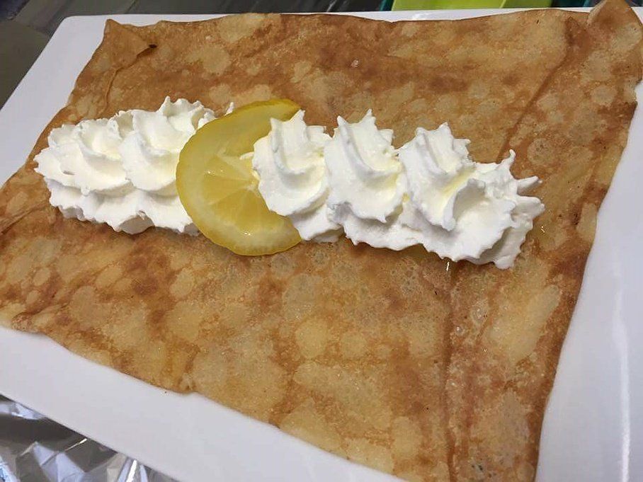 Crêpe chantilly avec une rondelle de citron