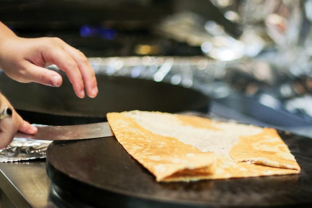 Personne en train de faire une crêpe
