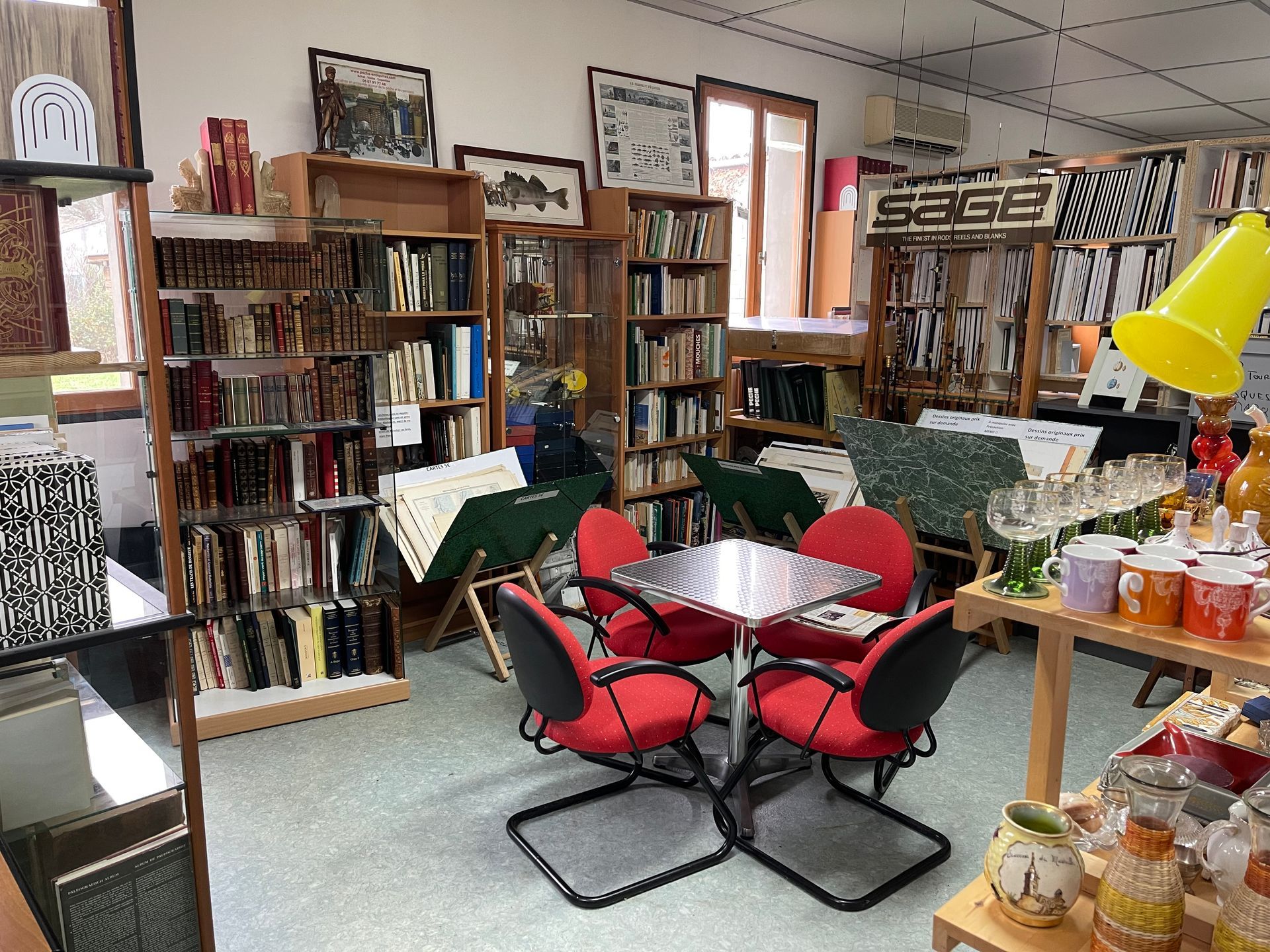 Une bibliothèque et une table dedans.