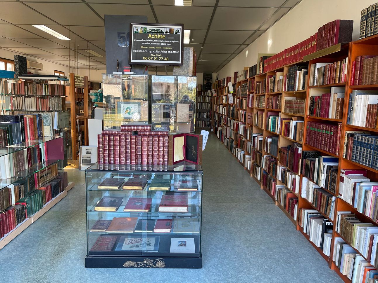 Une librairie vue de l'intérieur.
