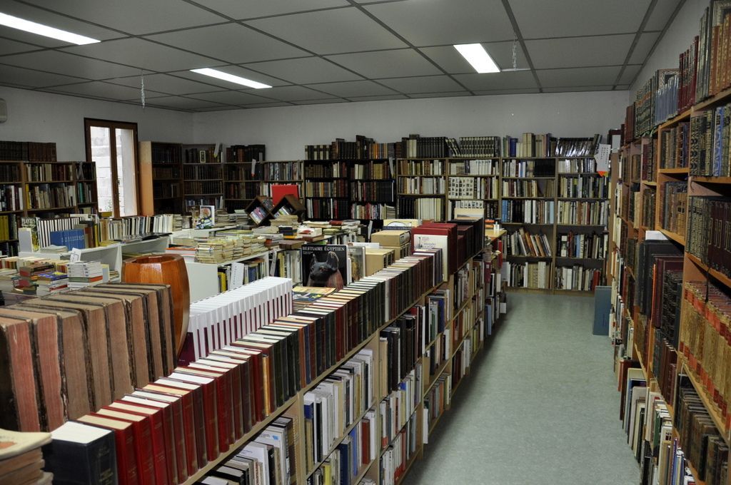 Des livres dans une bibliothèque.