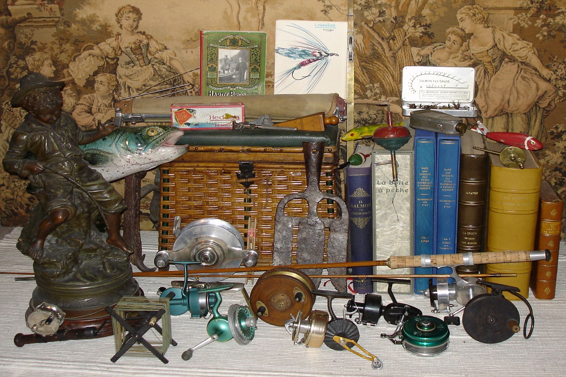 Des cartons à dessin sur le côté.