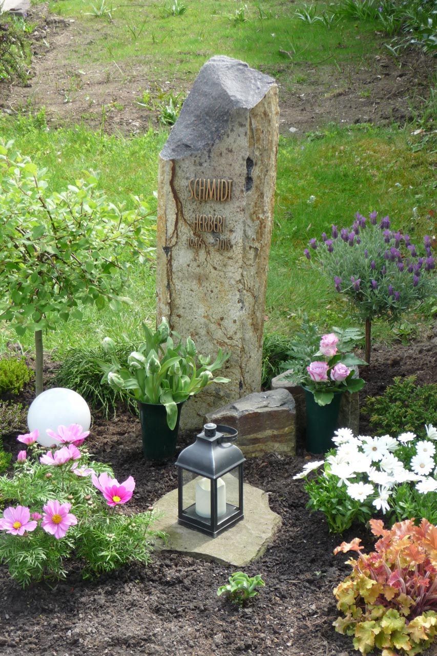 Ein Grabstein mit Schriftzug von der Grabmale Lehmann GmbH & Vosberg