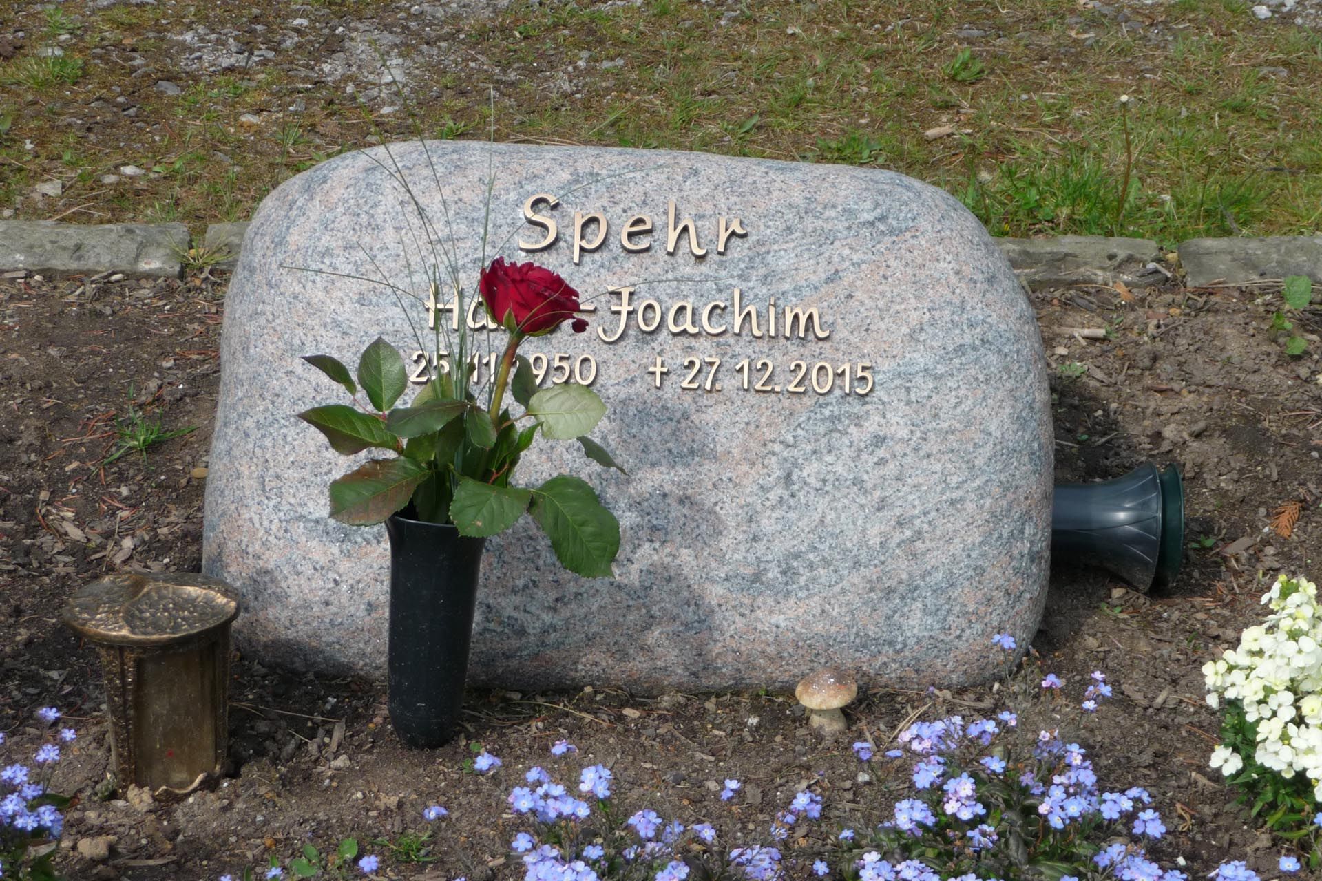Ein runder Grabstein mit Schriftzug und Blume von der Grabmale Lehmann GmbH & Vosberg