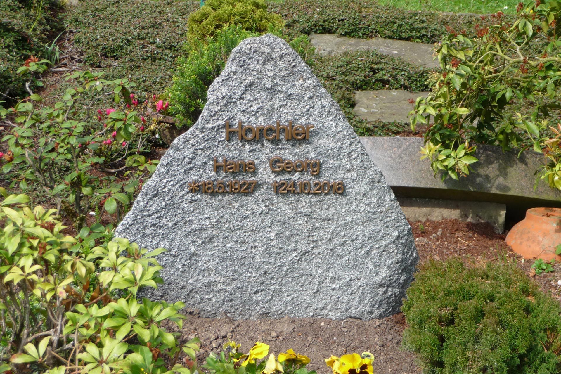 Ein Grabstein mit Schriftzug aus Metal von der Grabmale Lehmann GmbH & Vosberg