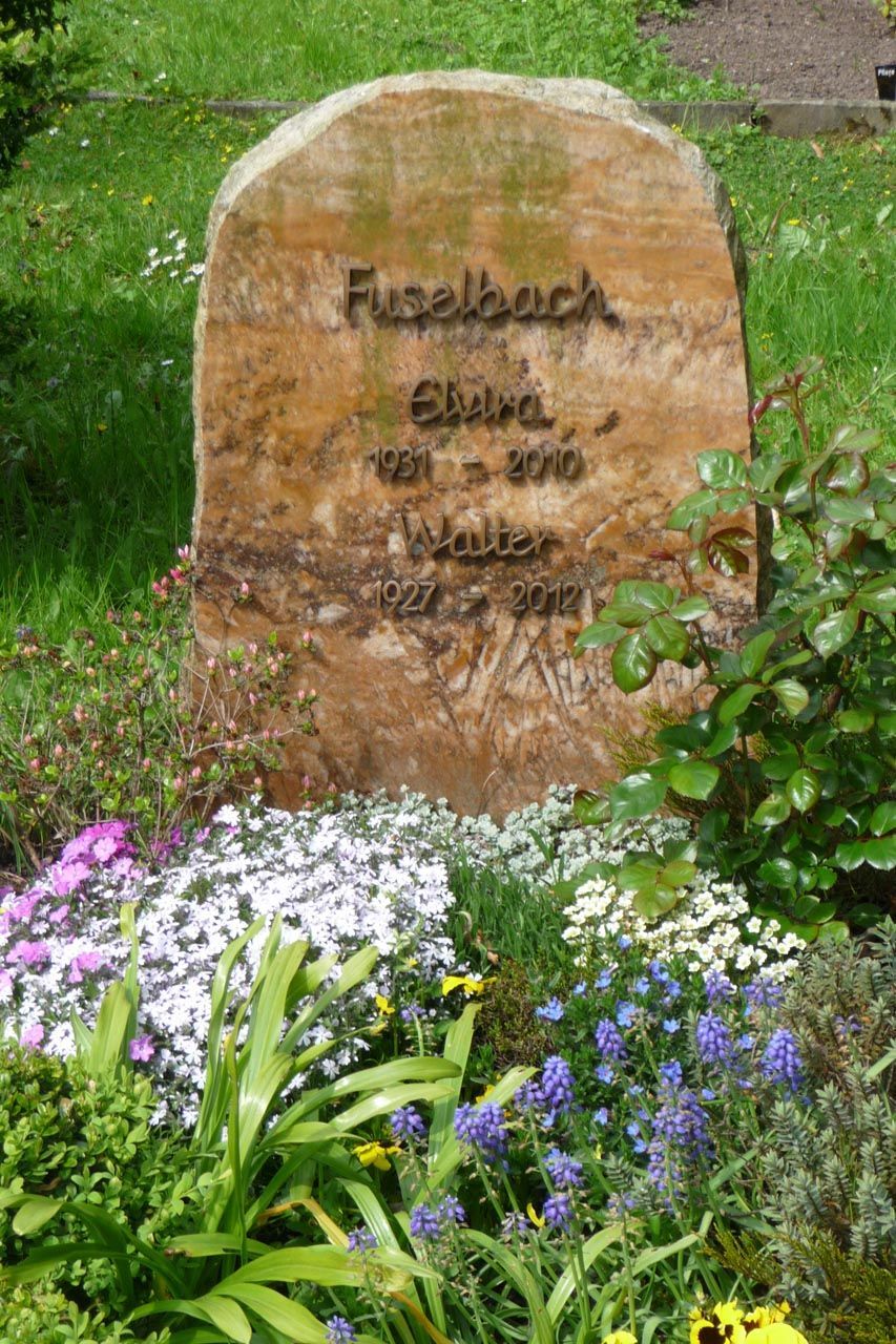 Ein Grabstein mit Schriftzug von der Grabmale Lehmann GmbH & Vosberg