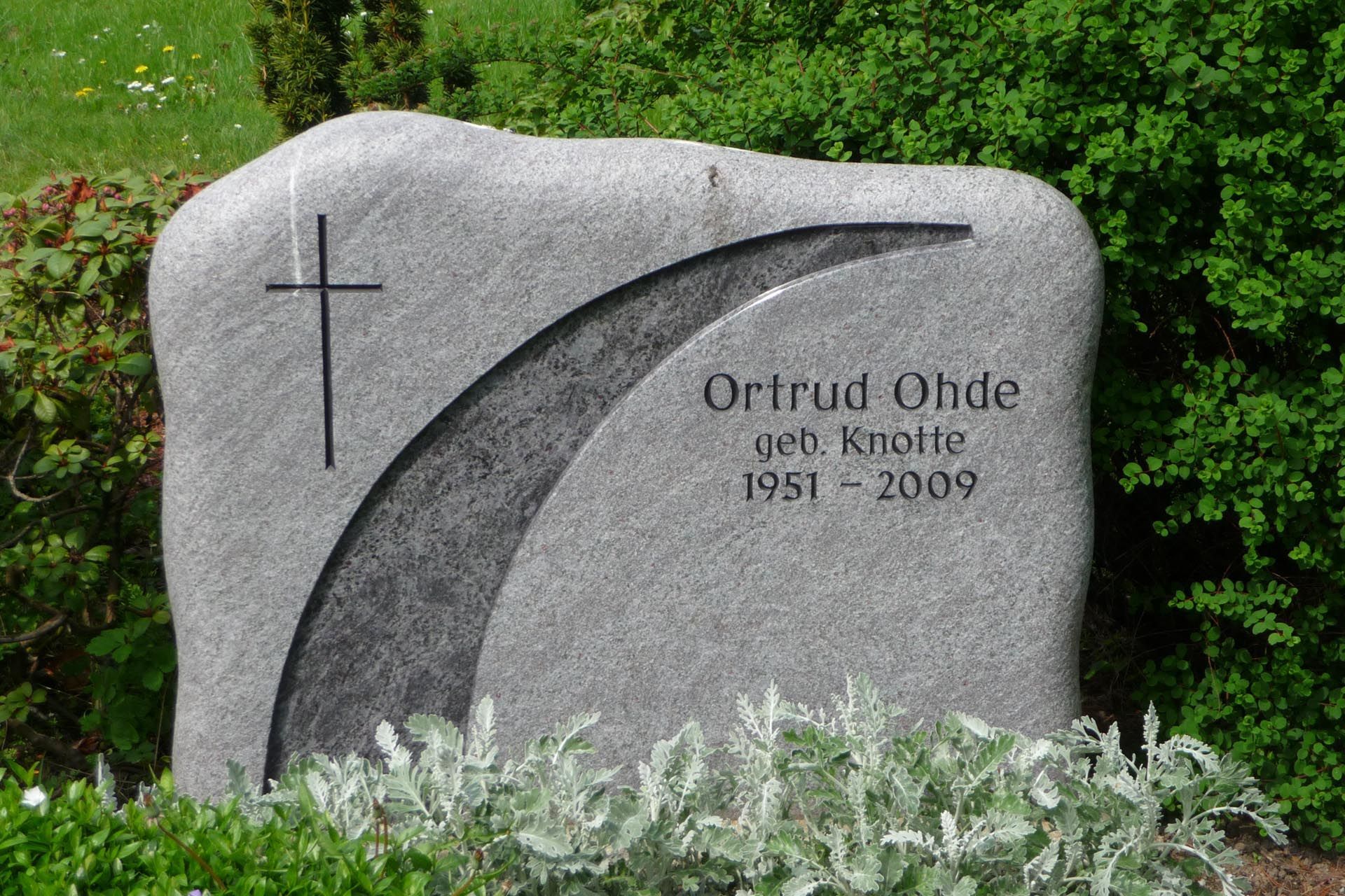 Ein Grabstein mit Schriftzug von der Grabmale Lehmann GmbH & Vosberg