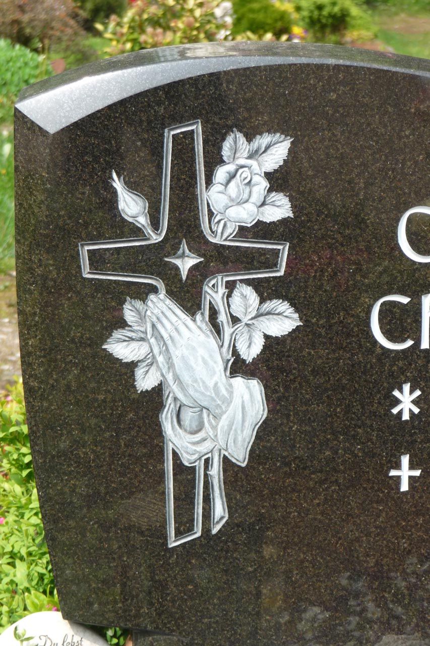 Ein Grabstein mit Schriftzug von der Grabmale Lehmann GmbH & Vosberg