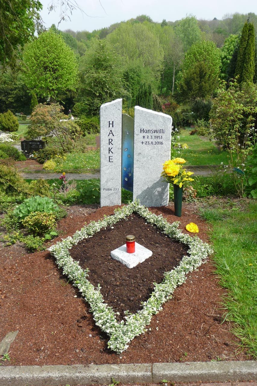 Zwei Grabsteine mit Schriftzug von der Grabmale Lehmann GmbH & Vosberg