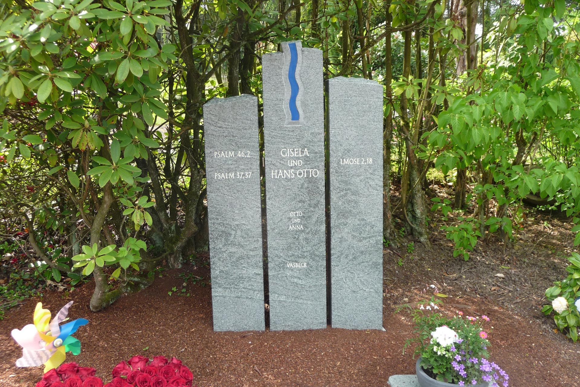 Drei Grabsteine mit Schriftzug von der Grabmale Lehmann GmbH & Vosberg