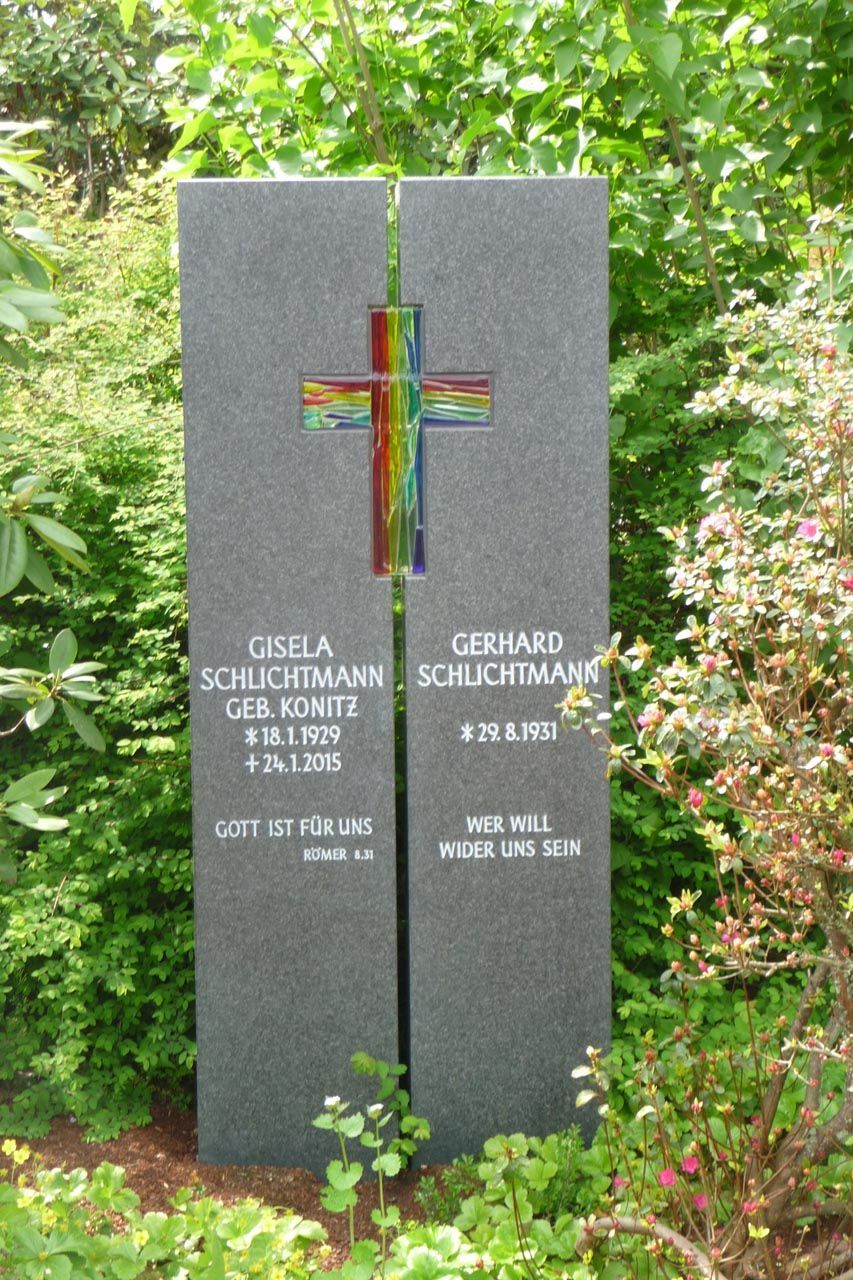 Zwei Grabsteine mit Schriftzug von der Grabmale Lehmann GmbH & Vosberg