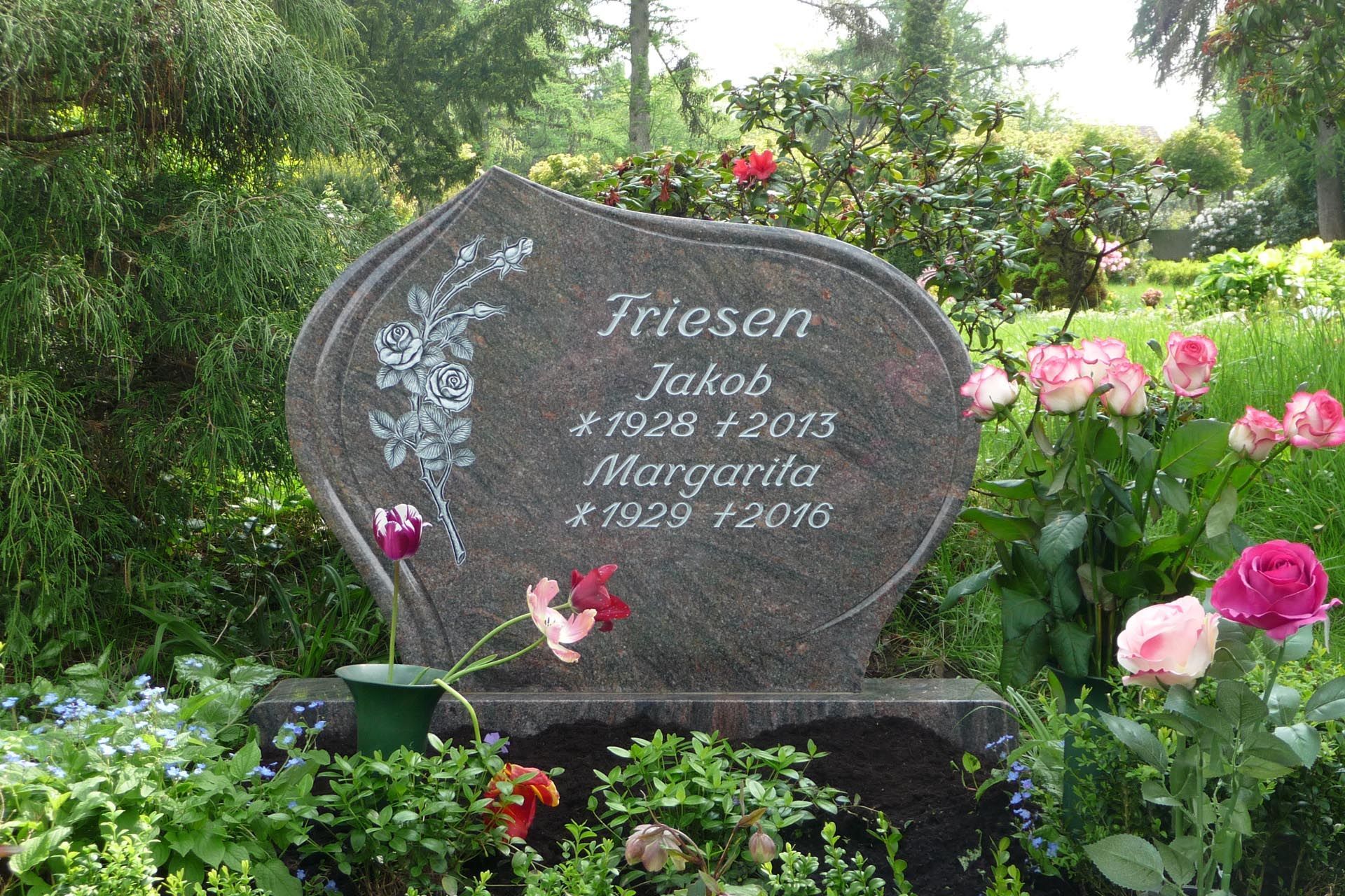 Ein runder Grabstein mit Schriftzug und Blume von der Grabmale Lehmann GmbH & Vosberg