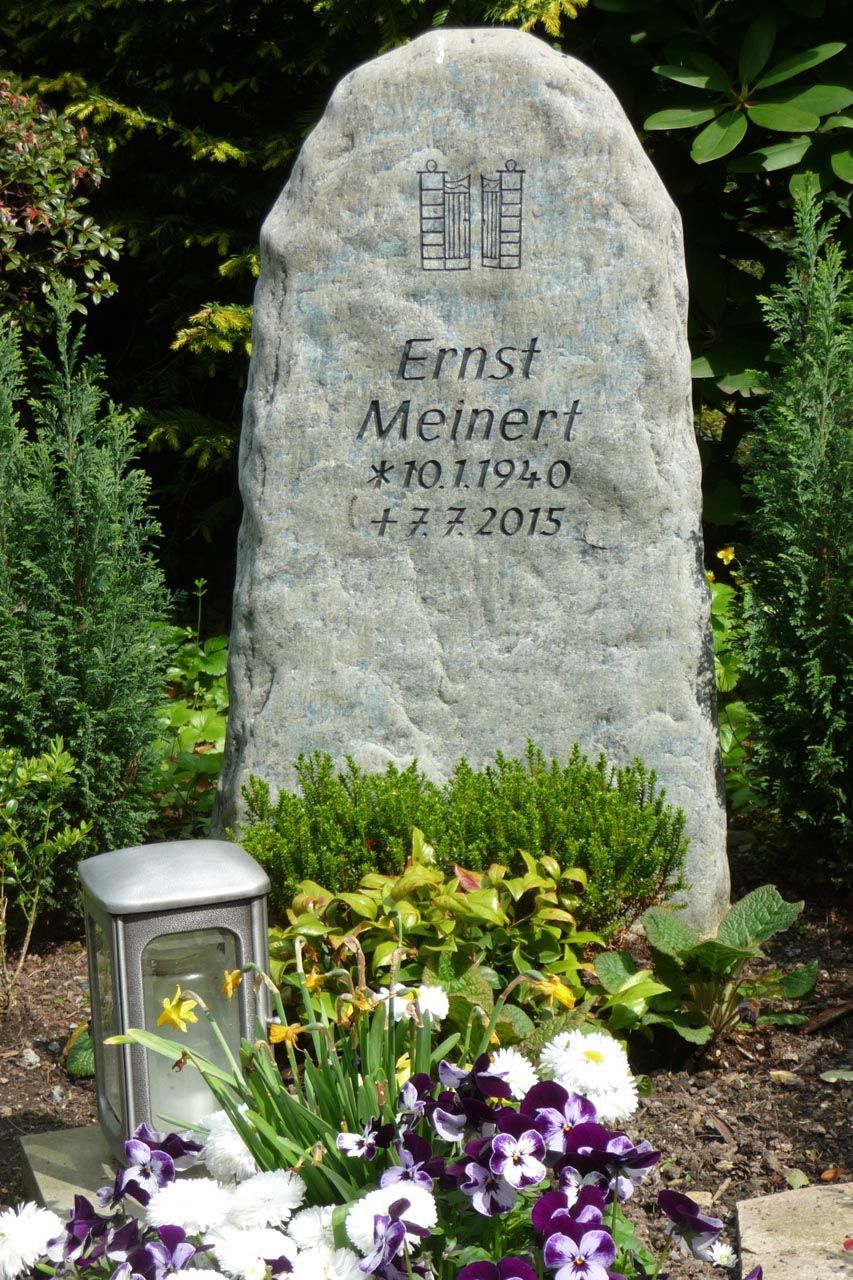 Ein Grabstein mit Schriftzug von der Grabmale Lehmann GmbH & Vosberg