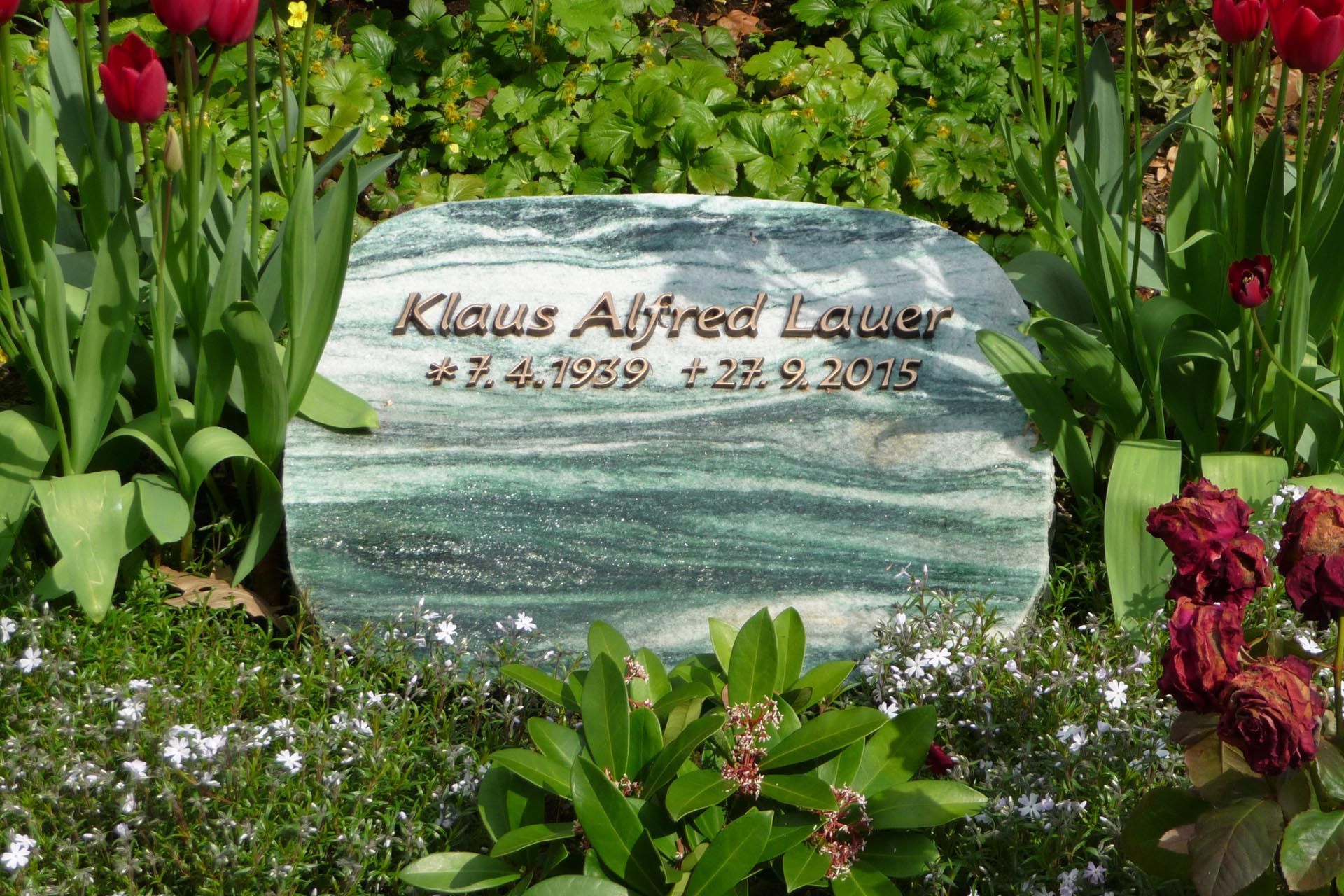 Ein Grabstein mit Schriftzug aus Metal von der Grabmale Lehmann GmbH & Vosberg