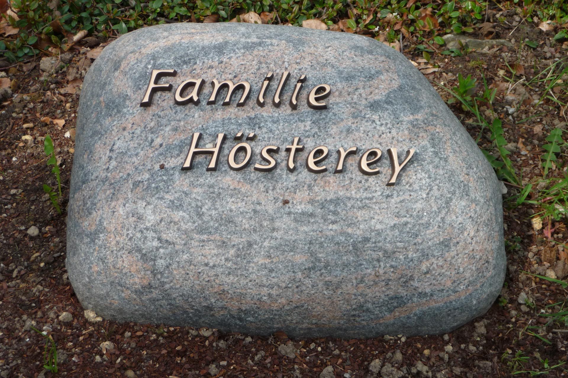 Ein Grabstein mit Schriftzug aus Metal von der Grabmale Lehmann GmbH & Vosberg