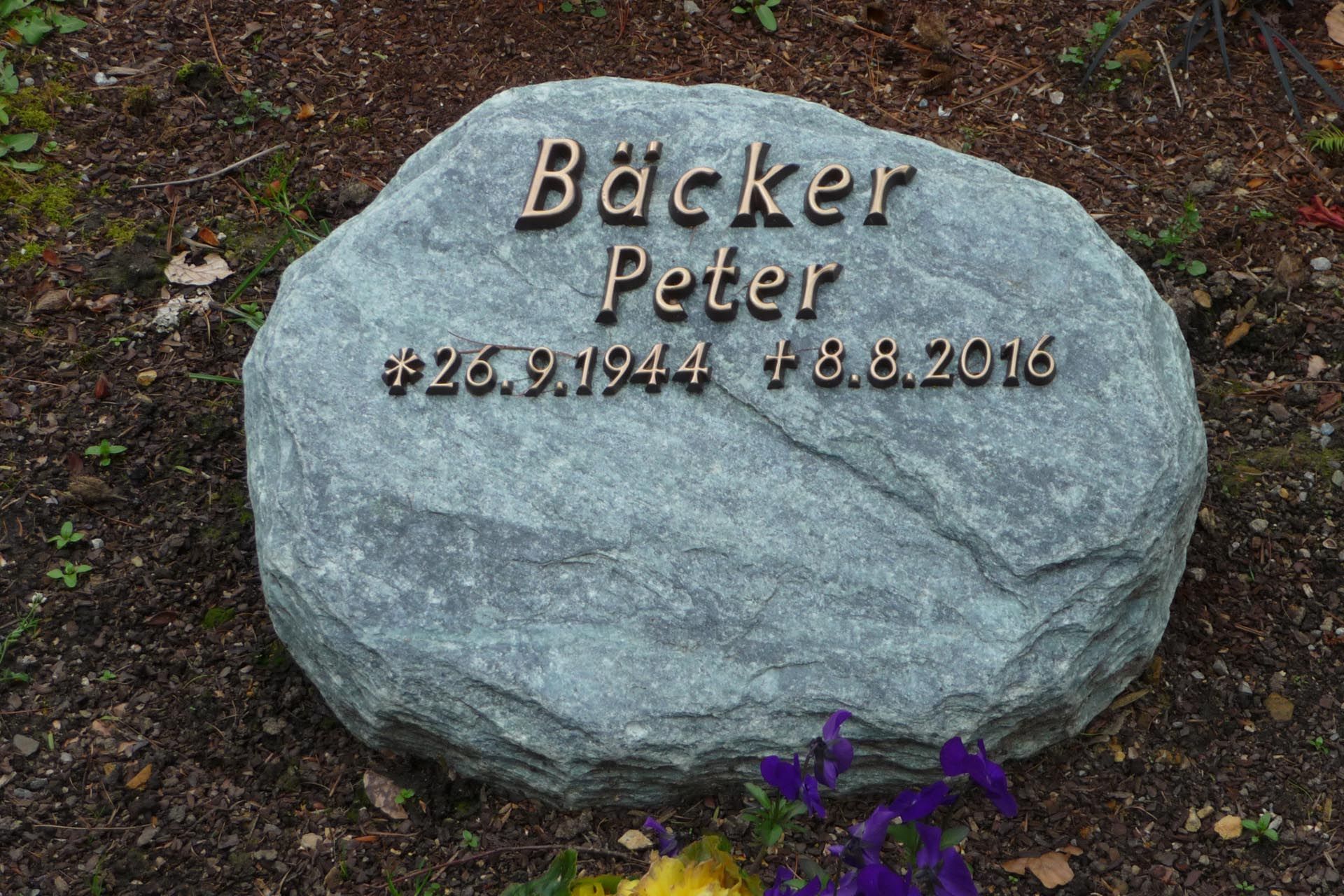 Ein Grabstein mit Schriftzug aus Metal von der Grabmale Lehmann GmbH & Vosberg