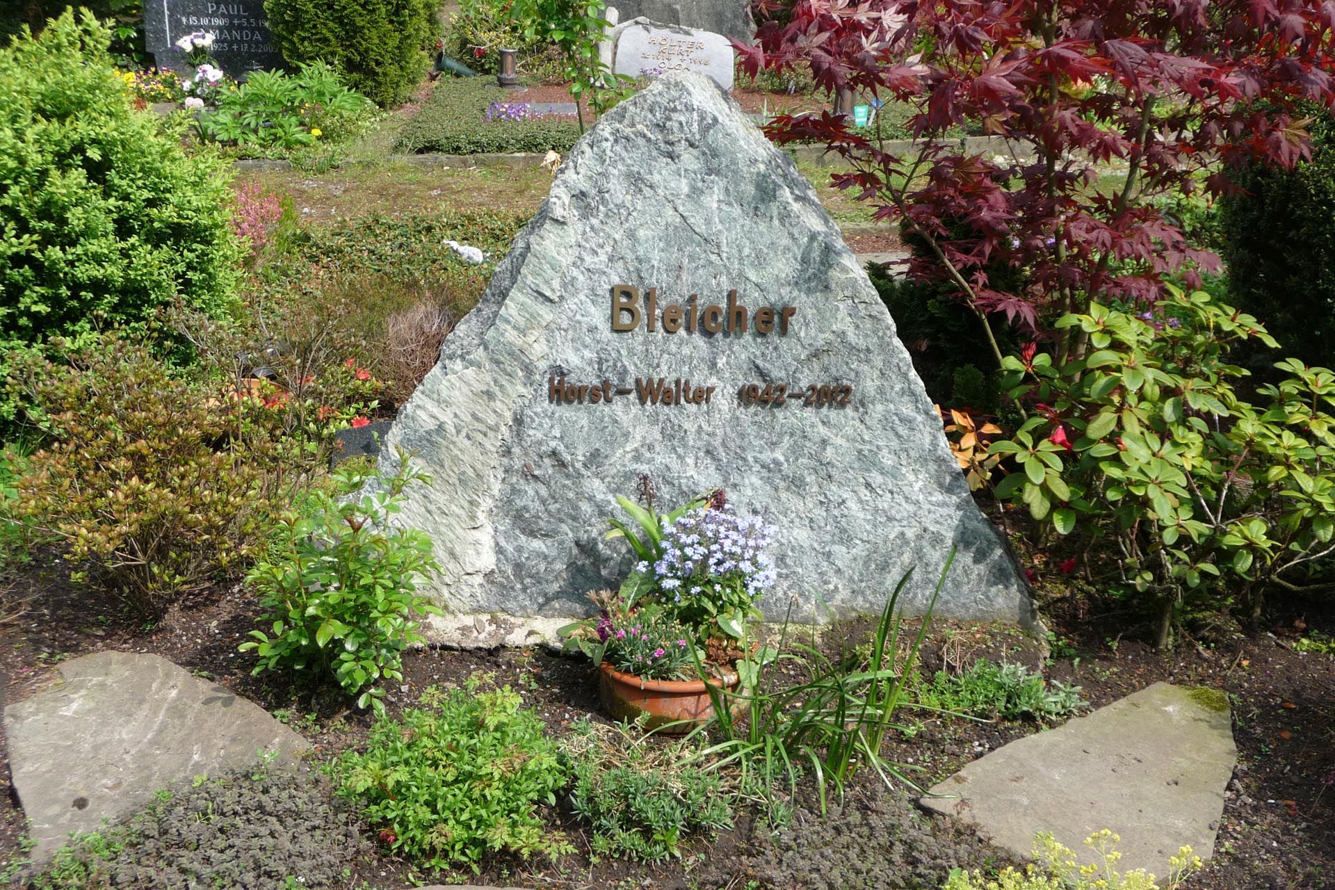 Ein Grabstein mit Schriftzug aus Metal von der Grabmale Lehmann GmbH & Vosberg