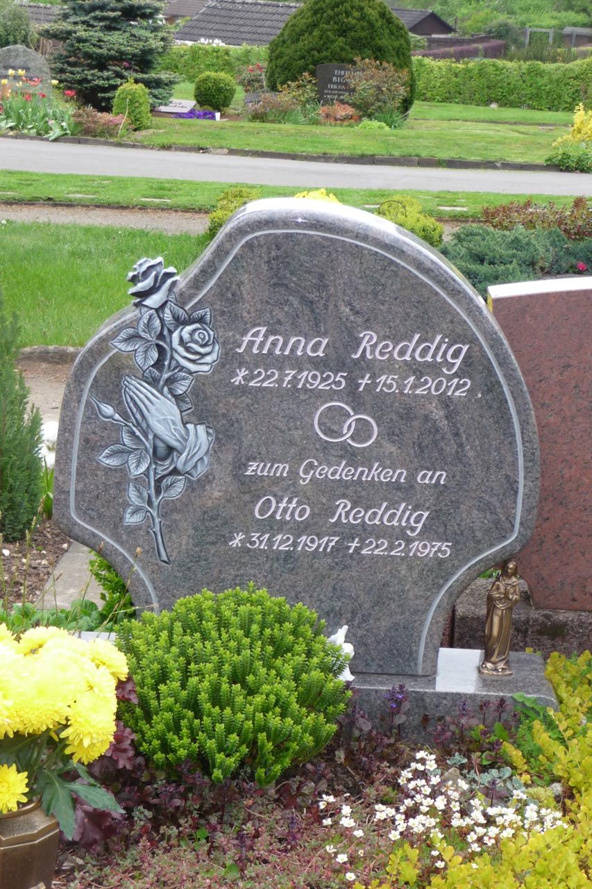 Ein Grabstein mit Schriftzug von der Grabmale Lehmann GmbH & Vosberg