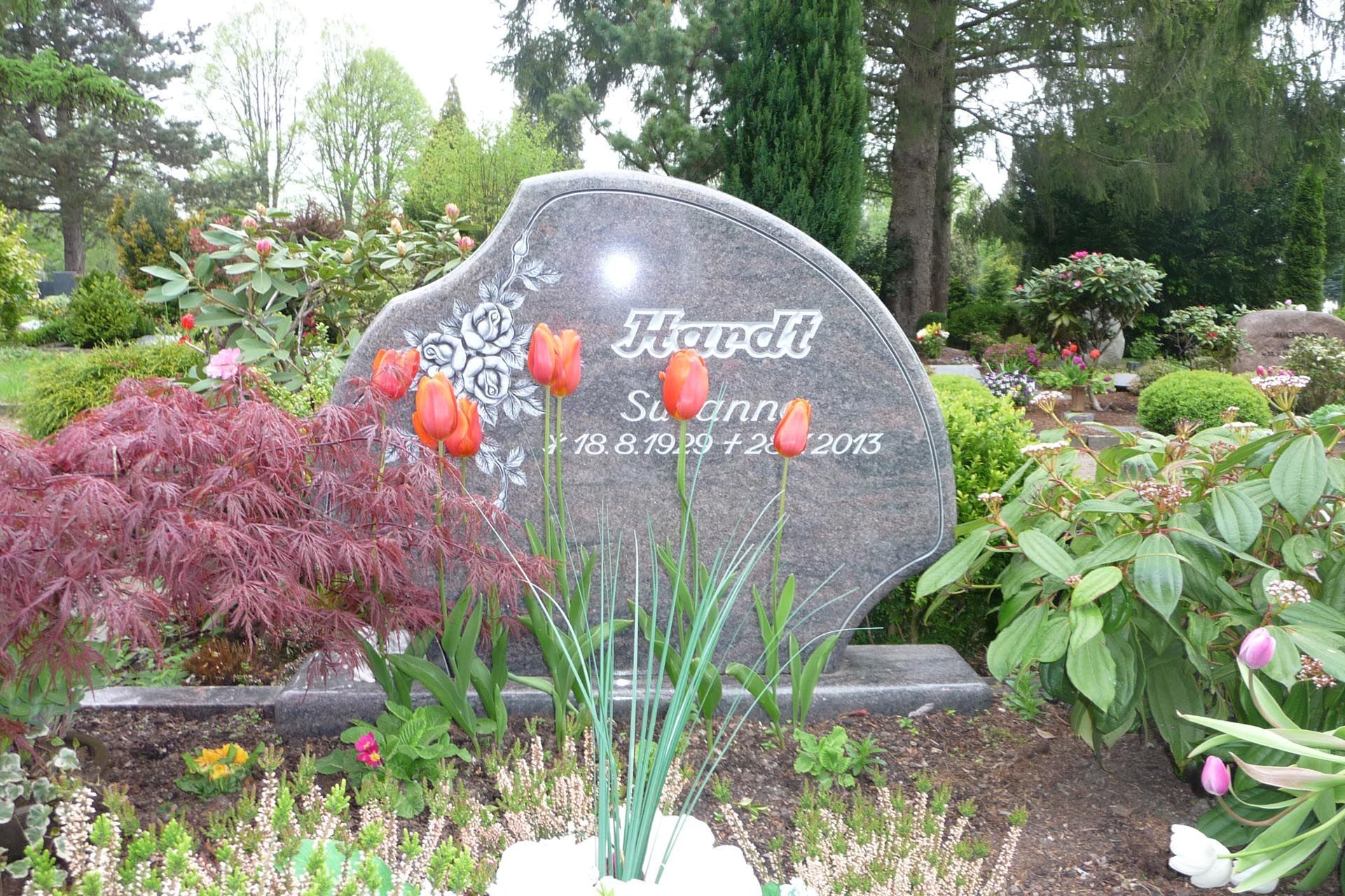 Ein Grabstein mit Schriftzug von der Grabmale Lehmann GmbH & Vosberg