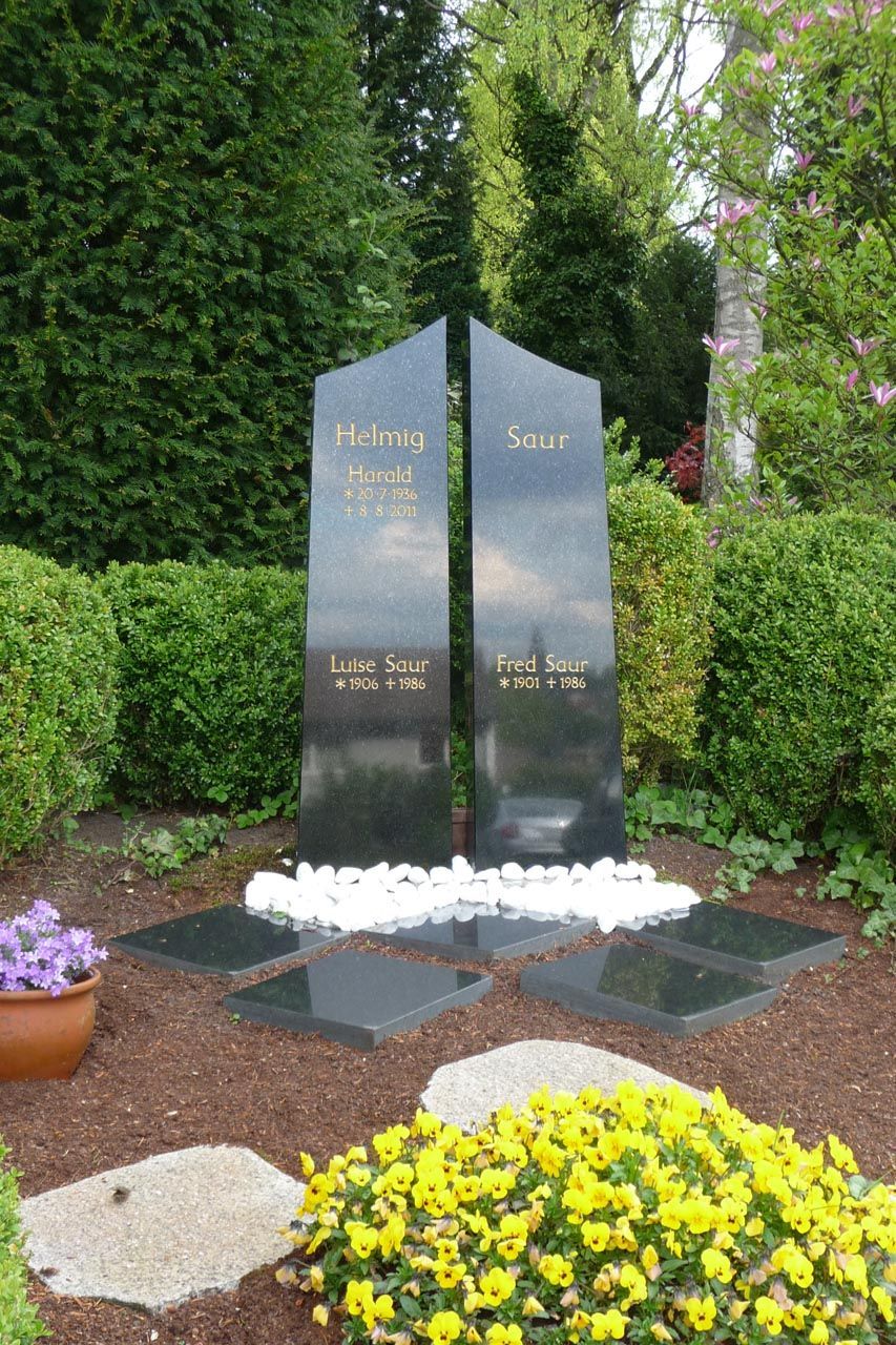 Zwei Grabsteine mit Schriftzug von der Grabmale Lehmann GmbH & Vosberg