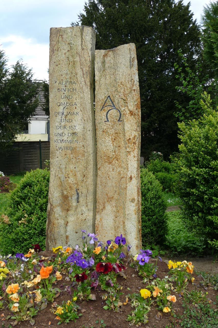 Zwei Grabsteine mit Schriftzug von der Grabmale Lehmann GmbH & Vosberg